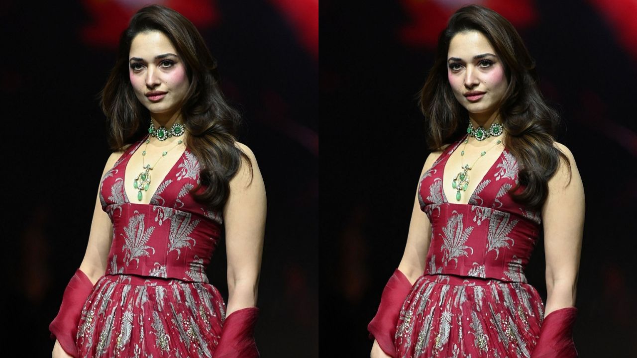 हालांकि, इस पूरे लुक की सबसे खास बात उनकी ज्वेलरी रही। तमन्ना ने दो लेयर्ड स्टेटमेंट नेकलेस पहने, जिनमें खूबसूरत स्टोन्स जड़े हुए थे। दिलचस्प बात यह रही कि उन्होंने इसके साथ इयररिंग्स, चूड़ियां या रिंग्स नहीं पहनीं। यह एक बोल्ड फैशन चॉइस थी, जिसने उनके लुक को और भी यूनिक बना दिया। (सोर्स- एक्स)