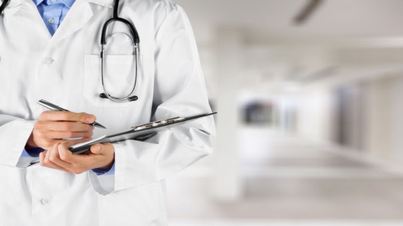 डॉक्टरों का कहना है कि इस स्थिति में तुरंत जांच कराना बेहद जरूरी है। इसके लिए यूरिन टेस्ट, अल्ट्रासाउंड, सीटी स्कैन और सिस्टोस्कोपी जैसी जांच कराई जाती है। सही समय पर जांच और इलाज से गंभीर बीमारियों को शुरुआती चरण में ही पकड़ा जा सकता है। (Img- Google)