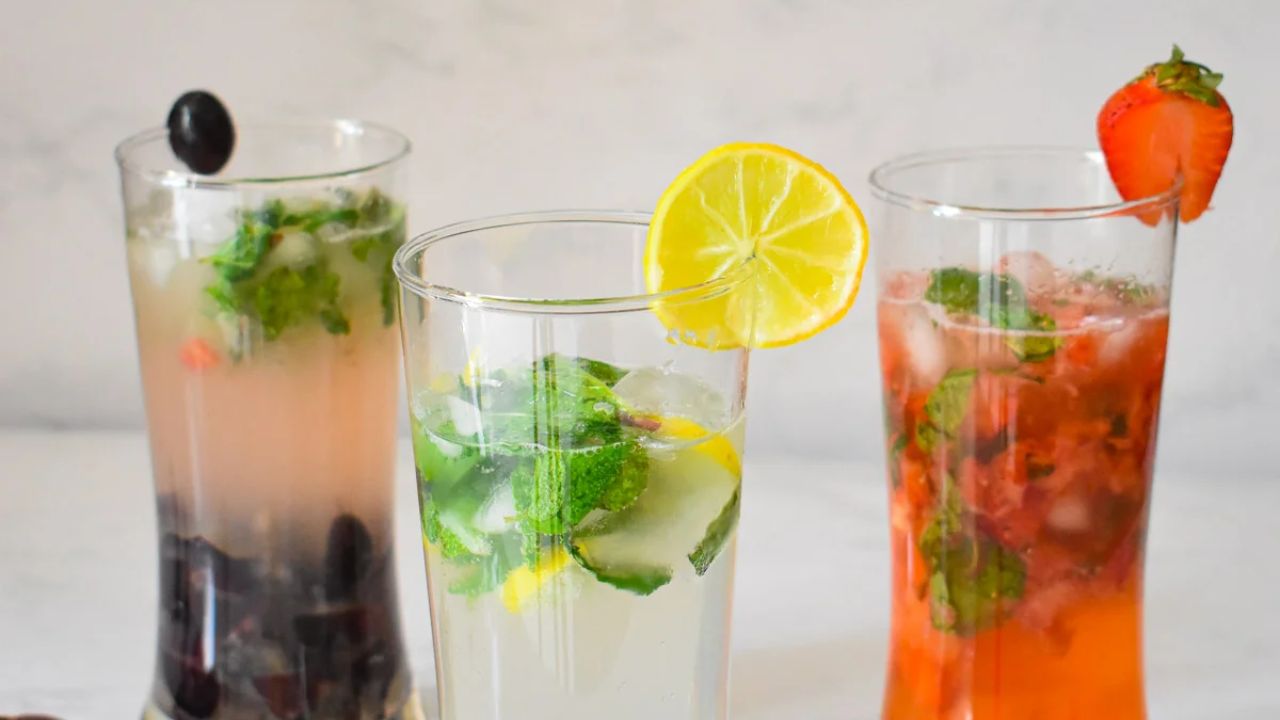 गर्मी के मौसम में ठंडे और ताज़गी भरे ड्रिंक्स की मांग बढ़ जाती है। ऐसे में बाजार या होटल में मिलने वाले आकर्षक पेय लोगों को खूब पसंद आते हैं। लेकिन आप चाहें तो इन्हीं फाइव स्टार स्टाइल ड्रिंक्स को घर पर भी आसानी से बना सकते हैं और मेहमानों को रिफ्रेशिंग अनुभव दे सकते हैं। (Img- Internet)