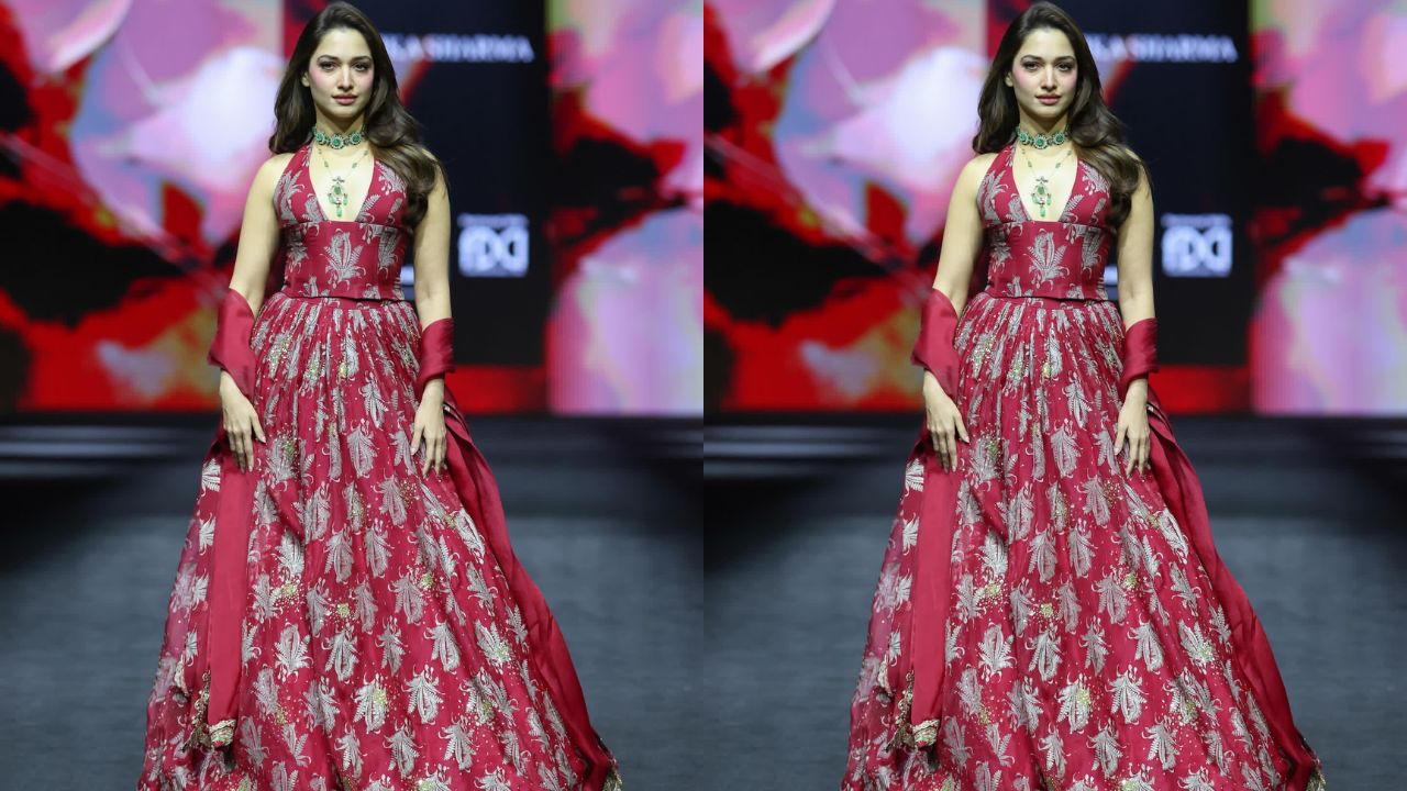 अगर उनके मेकअप की बात करें, तो वह भी आउटफिट के साथ पूरी तरह सिंक में नजर आया। चेहरे पर सॉफ्ट ग्लो, हल्के गुलाबी गाल, ब्राउन-पिंक टोन का लिप कलर और शार्प विंग्ड आईलाइनर ने उनके लुक को और निखार दिया। बालों को उन्होंने हल्के कर्ल्स में खुला रखा, जिससे पूरा लुक नेचुरल और एलिगेंट दिखाई दिया। (सोर्स- एक्स)