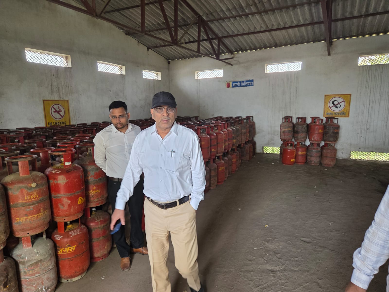 गैस संकट पर सख्ती, महराजगंज में SDM की ताबड़तोड़ रेड; खंगाले रिकॉर्ड