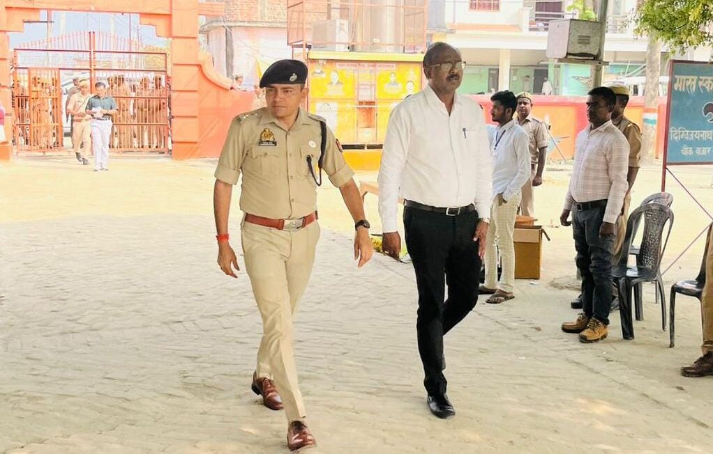 महराजगंज में कड़ी सुरक्षा के बीच संपन्न हुई यूपी पुलिस एसआई भर्ती एग्जाम, 6202 अभ्यर्थियों ने दी परीक्षा