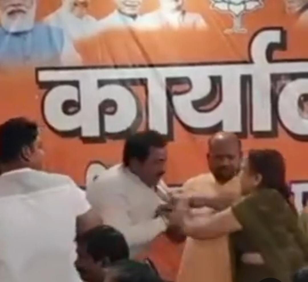 Maharajganj News: भाजपा कार्यालय में सभासद और महिला में बवाल मामले में दो पर मुकदमा दर्ज