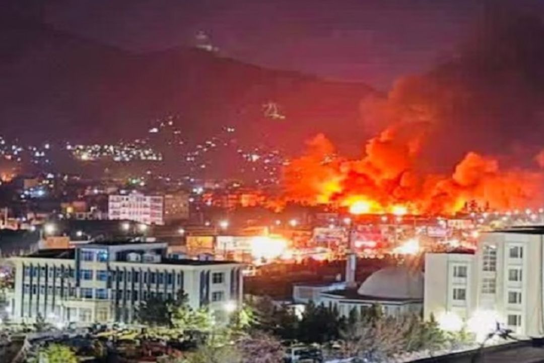 पाकिस्तान की एयरस्ट्राइक से अफगानिस्तान दहला, तालिबान ने जताया गुस्सा; पढ़ें पूरी खबर