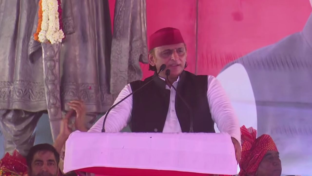 Akhilesh Yadav Rally: दादरी में अखिलेश यादव की एंट्री, नारों से गूंज उठा पंडाल
