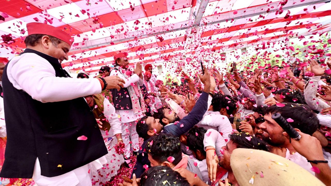 Holi: सैफई से अखिलेश यादव का सियासी संदेश, बोले – “हम सब लोग बहुरंगी रहें, मन से भी”