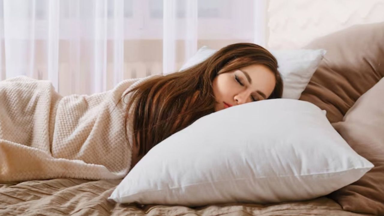 पुराना तकिया बन सकता है बीमारियों की वजह, जानिए कब बदलना जरूरी और कैसे रखें साफ