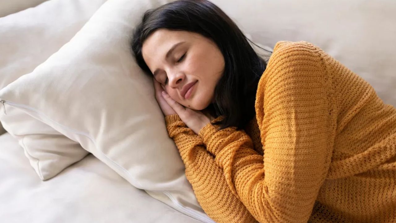 पुराने तकियों में धूल, फंगस, बैक्टीरिया और एलर्जन जमा हो सकते हैं, जो स्वास्थ्य के लिए हानिकारक होते हैं। इससे एलर्जी, त्वचा की समस्या और सांस से जुड़ी दिक्कतें हो सकती हैं। इसलिए समय पर तकिया बदलना और साफ रखना सेहत के लिए बेहद जरूरी है।(फोटो सोर्स- इंटरनेट) पुराने तकियों में धूल, फंगस, बैक्टीरिया और एलर्जन जमा हो सकते हैं, जो स्वास्थ्य के लिए हानिकारक होते हैं। इससे एलर्जी, त्वचा की समस्या और सांस से जुड़ी दिक्कतें हो सकती हैं। इसलिए समय पर तकिया बदलना और साफ रखना सेहत के लिए बेहद जरूरी है।(फोटो सोर्स- इंटरनेट)