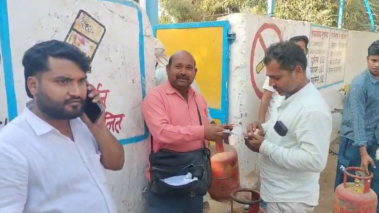 औरैया अजीतमल में गैस सिलेंडर कालाबाजारी रोकने को प्रशासन सख्त, होम डिलीवरी बंद कर एजेंसी से वितरण शुरू