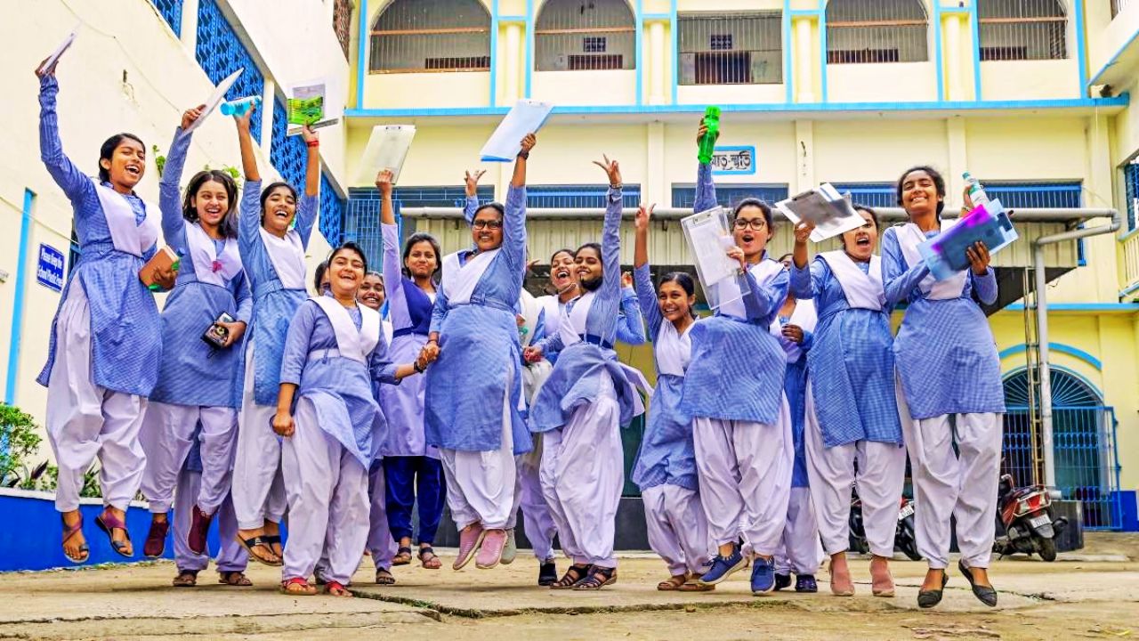 BSEB 10th Result: दसवीं के टॉपर्स को मिलेंगे लाखों रुपये और गैजेट्स