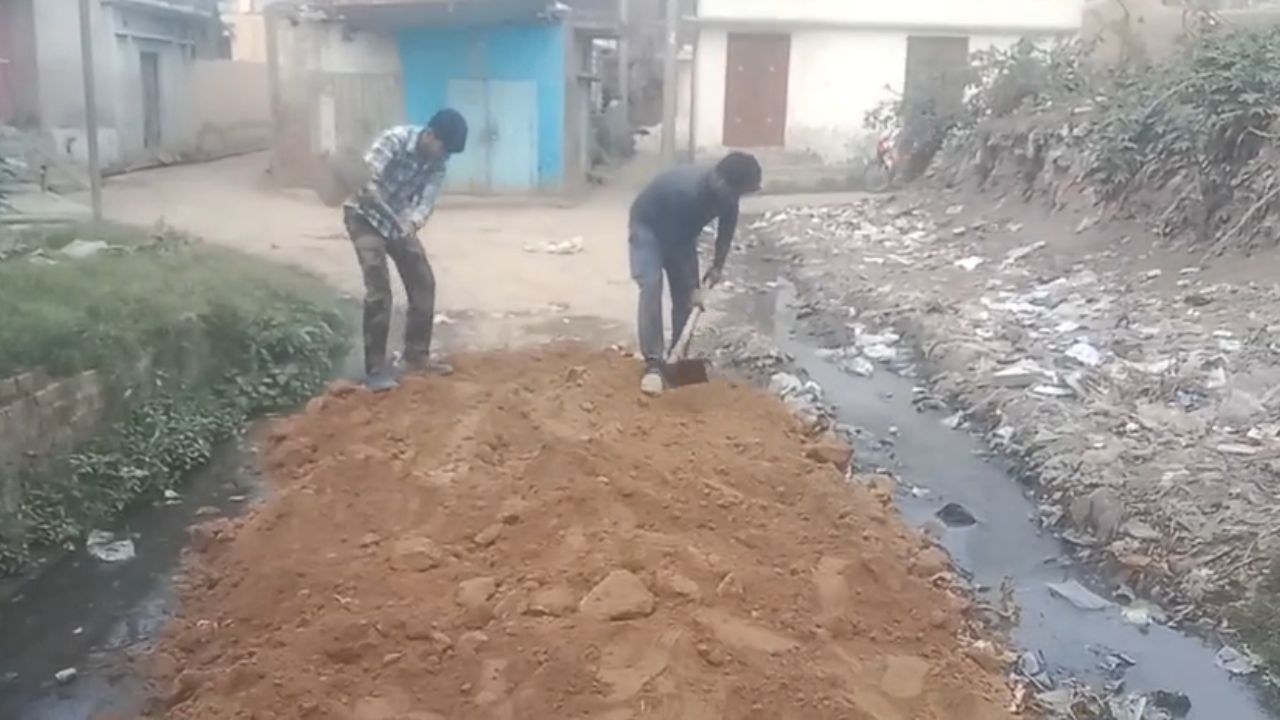 Navratri 2026: बदायूं में श्रद्धालुओं की कड़ी परीक्षा, मंदिर पहुंचने में हो रही है दिक्कत