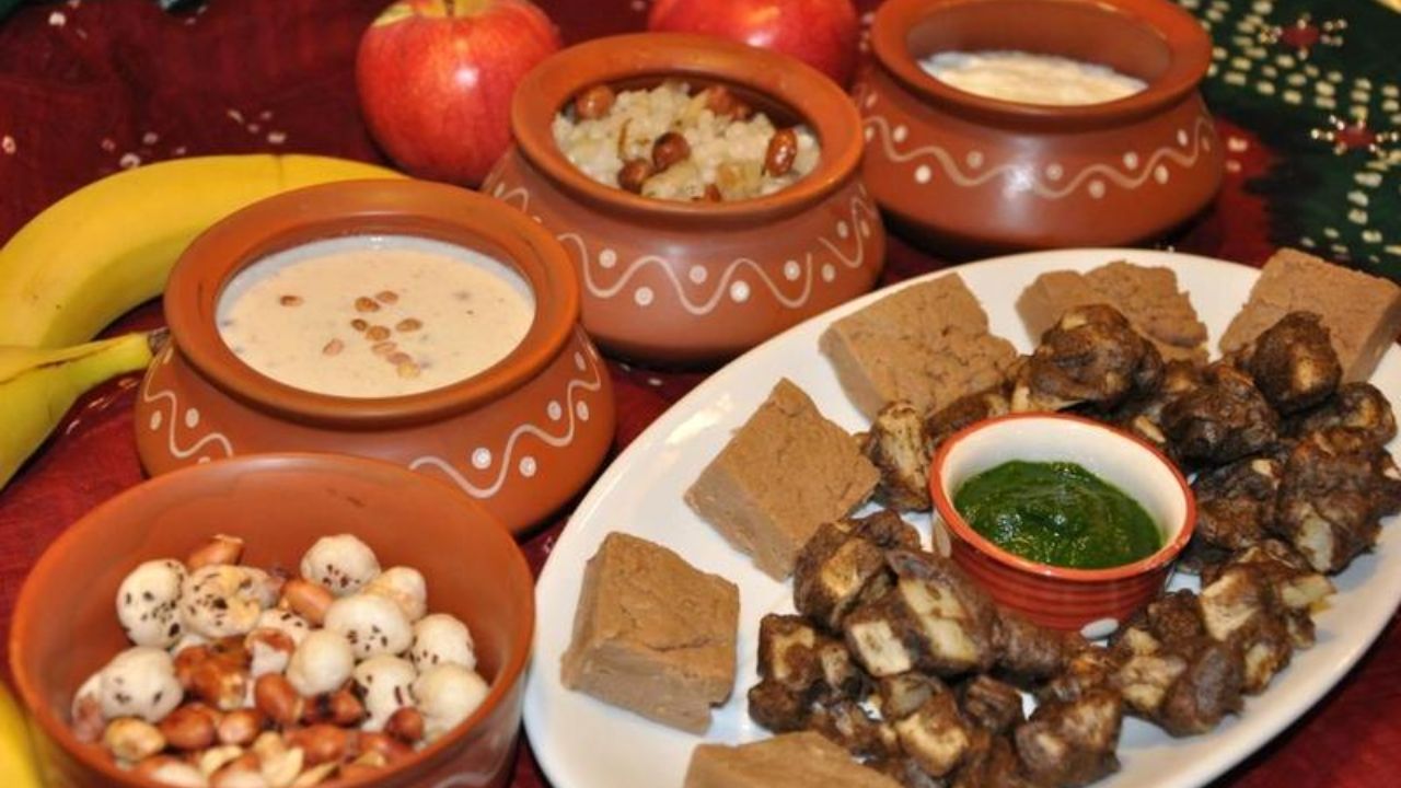 व्रत में पनीर, मूंगफली, मखाना, दूध और दही जैसे प्रोटीन युक्त विकल्प आसानी से शामिल किए जा सकते हैं। ये न केवल पौष्टिक होते हैं बल्कि शरीर को आवश्यक पोषण भी प्रदान करते हैं। इनका संतुलित सेवन करने से शरीर में कमजोरी नहीं आती और आप पूरे नौ दिनों तक सक्रिय और स्वस्थ बने रह सकते हैं।(फोटो सोर्स- इंटरनेट)