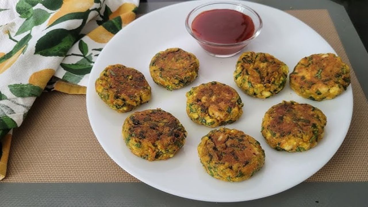 डाइट प्लान में पनीर टिक्की, मखाना खीर और कुट्टू के चीले जैसे व्यंजन शामिल किए जा सकते हैं। ये स्वादिष्ट होने के साथ-साथ पौष्टिक भी होते हैं। मखाना और मूंगफली से बना शेक दिन के बीच में ऊर्जा बढ़ाने का काम करता है, जबकि ये रेसिपीज व्रत को आसान और संतुलित बनाए रखने में मदद करती हैं।(फोटो सोर्स- इंटरनेट)