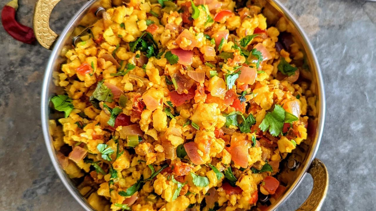 लंच और डिनर के लिए पनीर टिक्का, पनीर भुर्जी, मूंगफली चाट और आलू-पनीर की सब्जी अच्छे विकल्प हैं। इसके साथ कुट्टू या सिंघाड़े की रोटी खाई जा सकती है। ये सभी व्यंजन हल्के, स्वादिष्ट और प्रोटीन से भरपूर होते हैं, जो व्रत के दौरान शरीर को आवश्यक ऊर्जा और पोषण प्रदान करते हैं।(फोटो सोर्स- इंटरनेट)