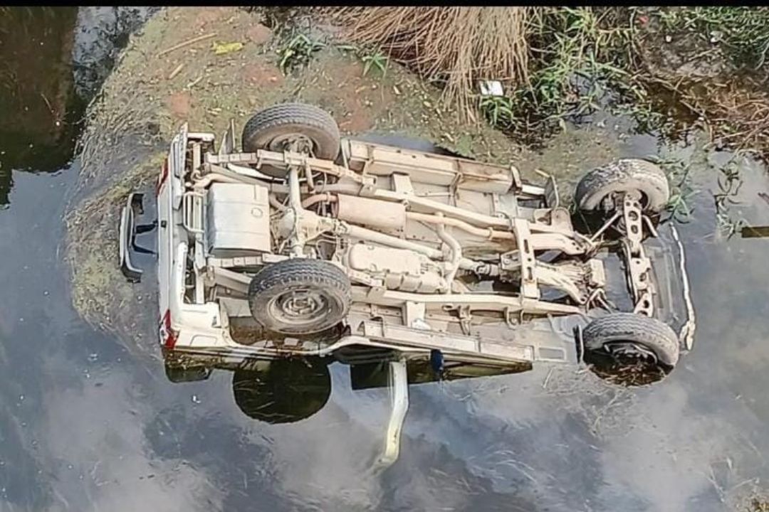 Barabanki Accident: तेज रफ्तार बनी काल, पुल पर अचानक टूटी रेलिंग और नीचे जा गिरी बोलेरो, जानें फिर क्या हुआ…