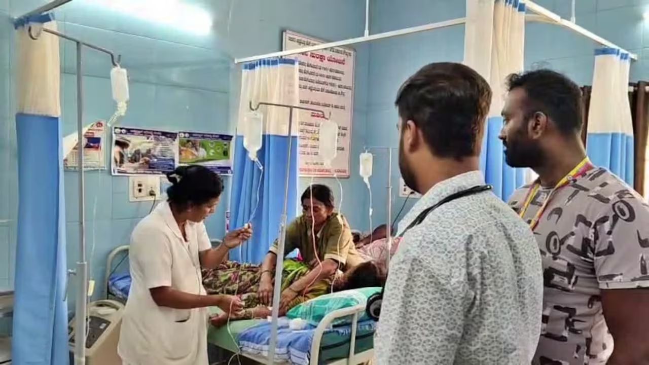 Karnataka: मंदिर में प्रसाद खाने के बाद 60 लोगों की बिगड़ी हालत, मचा हड़कंप