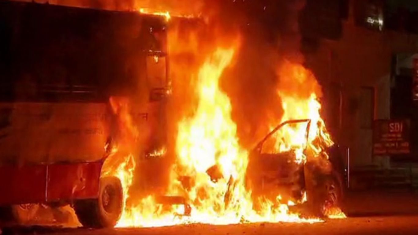 आंध्र प्रदेश में भीषण सड़क हादसा, बस-ट्रक टक्कर के बाद आग में झुलसे 8 लोग; पढ़ें पूरी खबर