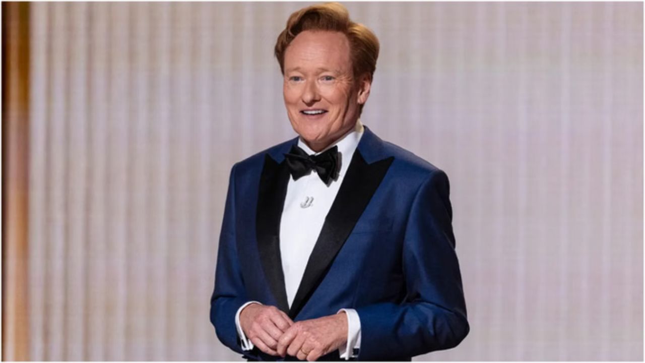 ऑस्कर नाइट में जहां गंभीर संदेश सुनाई दिए, वहीं कुछ हल्के-फुल्के और मजेदार पल भी देखने को मिले। इस साल के ऑस्कर होस्ट Conan O'Brien ने अपने मजाकिया अंदाज से समारोह को काफी मनोरंजक बना दिया। एक खास पल तब आया जब उन्होंने Leonardo DiCaprio से जुड़े कई इंटरनेट मीम्स का जिक्र किया। मजाक करते हुए उन्होंने लियोनार्डो को “मीम किंग” तक कह दिया। इसके बाद लियोनार्डो ने भी मुस्कुराते हुए एक नया रिएक्शन दिया, जिस पर पूरा हॉल हंसी से गूंज उठा। यह पल सोशल मीडिया पर भी तेजी से वायरल हो गया। ऑस्कर नाइट में जहां गंभीर संदेश सुनाई दिए, वहीं कुछ हल्के-फुल्के और मजेदार पल भी देखने को मिले। इस साल के ऑस्कर होस्ट Conan O'Brien ने अपने मजाकिया अंदाज से समारोह को काफी मनोरंजक बना दिया। एक खास पल तब आया जब उन्होंने Leonardo DiCaprio से जुड़े कई इंटरनेट मीम्स का जिक्र किया। मजाक करते हुए उन्होंने लियोनार्डो को “मीम किंग” तक कह दिया। इसके बाद लियोनार्डो ने भी मुस्कुराते हुए एक नया रिएक्शन दिया, जिस पर पूरा हॉल हंसी से गूंज उठा। यह पल सोशल मीडिया पर भी तेजी से वायरल हो गया।