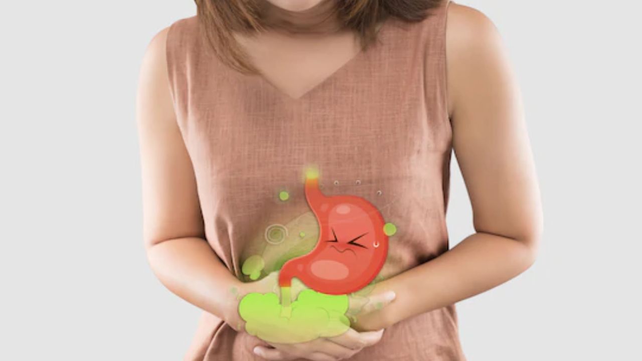 कब्ज तब होती है जब मल सख्त और सूखा हो जाता है। इसके पीछे मुख्य कारण शरीर में पानी की कमी और फाइबर की कमी होती है। पानी की कमी से बड़ी आंत ज्यादा पानी सोखती है, जिससे मल और सख्त हो जाता है। सुबह पानी पीने से यह समस्या काफी हद तक कम हो सकती है।(फोटो सोर्स- इंटरनेट)