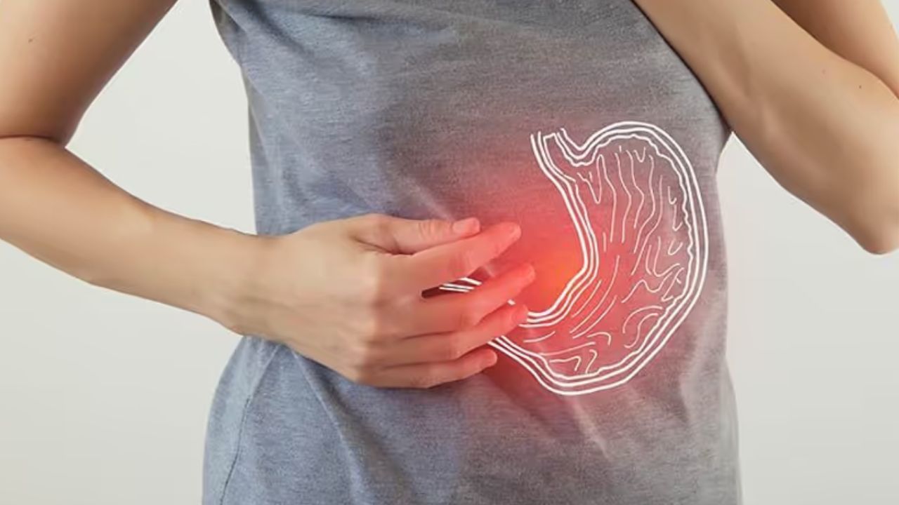 खाली पेट पानी पीने से पाचन तंत्र सक्रिय होता है। जब खाना छोटी आंत से बड़ी आंत में पहुंचता है, तब बड़ी आंत बचे हुए पदार्थ से पानी सोखकर मल बनाती है। पानी की पर्याप्त मात्रा से मल मुलायम रहता है और आसानी से बाहर निकलता है। इससे कब्ज और पेट में गैस बनने की समस्या कम होती है।(फोटो सोर्स- इंटरनेट)