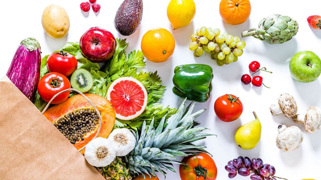 सिर्फ पानी पीना ही पर्याप्त नहीं है। फाइबरयुक्त आहार, जैसे फल और सब्जियां, साथ में लेने पर ही पानी का असर बढ़ता है। एक्सपर्ट्स के अनुसार कब्ज की समस्या में दिनभर में कम से कम 8-10 गिलास पानी पीना जरूरी है। फाइबर और पानी का सही संतुलन पाचन को दुरुस्त रखता है।(फोटो सोर्स- इंटरनेट)