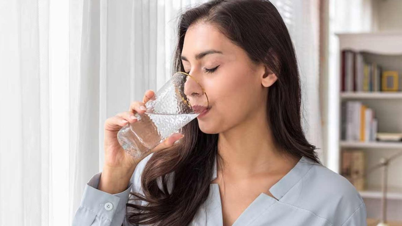 क्या सुबह पानी पीने से पेट में तुरंत प्रेशर महसूस होता है? जानिये डाइजेशन सिस्टम का पूरा सच