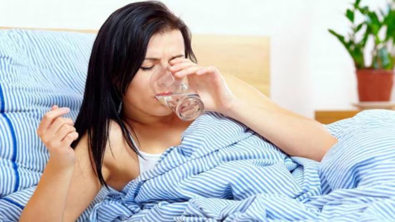 सुबह उठते ही खाली पेट पानी पीने की आदत कब्ज कम करने में मदद करती है। जब पानी पेट में जाता है, तो बड़ी आंत की गतिविधि बढ़ जाती है। इसे 'गैस्ट्रोकोलिक रिफ्लेक्स' कहा जाता है। यही वजह है कि कई लोगों को सुबह टॉयलेट जाने का प्रेशर महसूस होता है। पानी पीने से आंत में नमी बनी रहती है और मल नरम होता है।(फोटो सोर्स- इंटरनेट)
