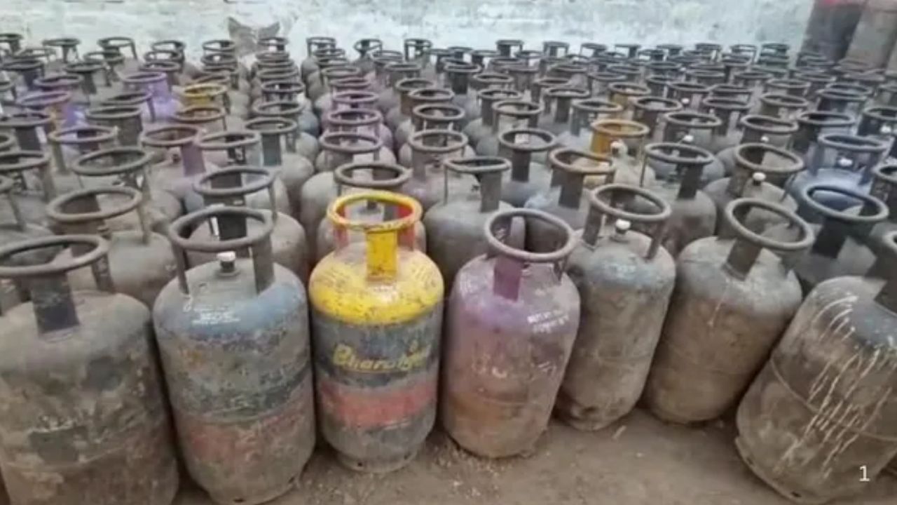 दिल्ली में एक गोदाम में छिपा था खतरनाक रैकेट, एलपीजी सिलेंडरों का बड़ा जखीरा बरामद
