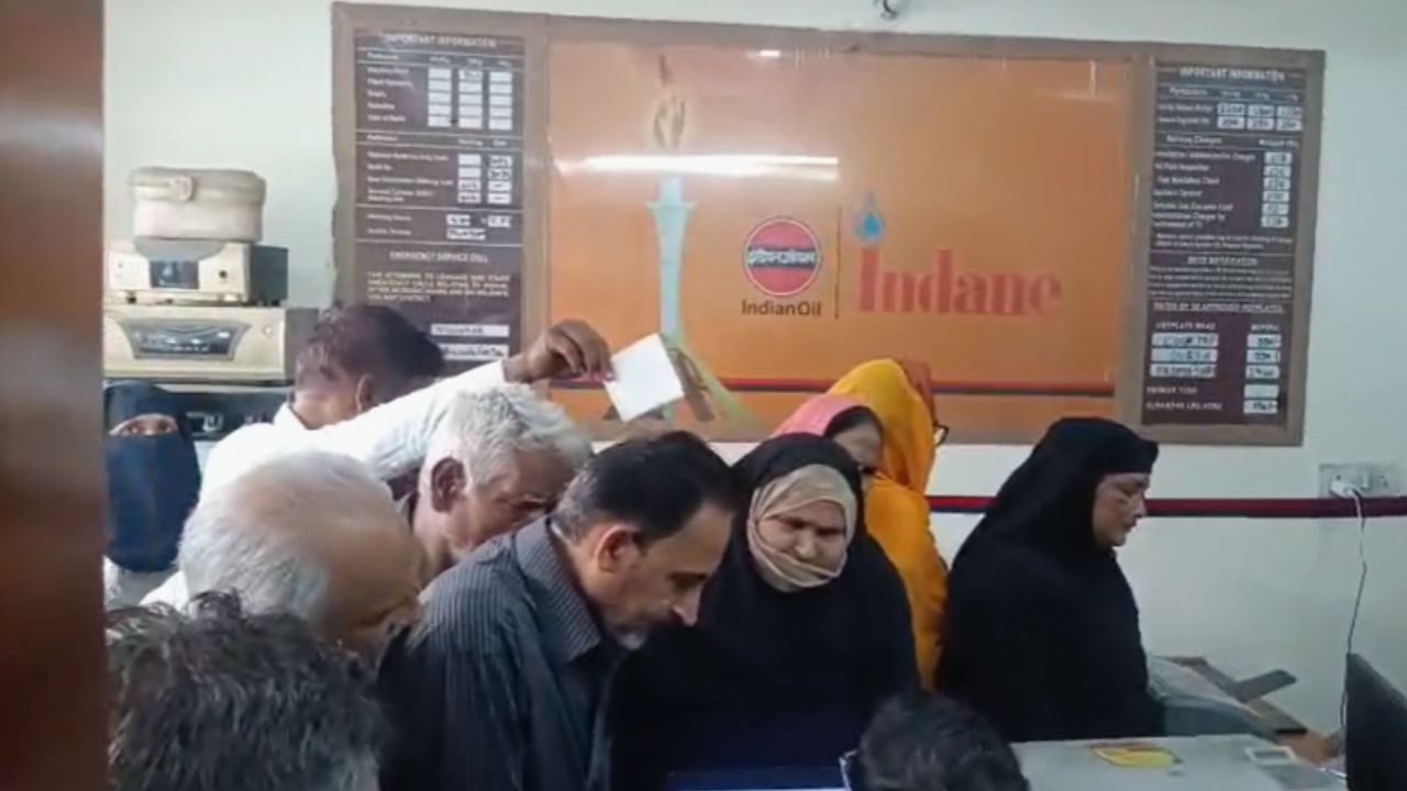 मुजफ्फरनगर में सिलेंडर एजेंसियों पर लगी लाइन, क्या आने वाला है बड़ा संकट? जानिए नया नियम 