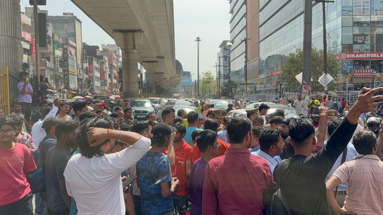 Noida News: अचानक क्यों फूटा लोगों का गुस्सा? सेक्टर-18 में गैस सिलेंडर को लेकर लगाया जाम, नारेबाजी कर कही ये बात