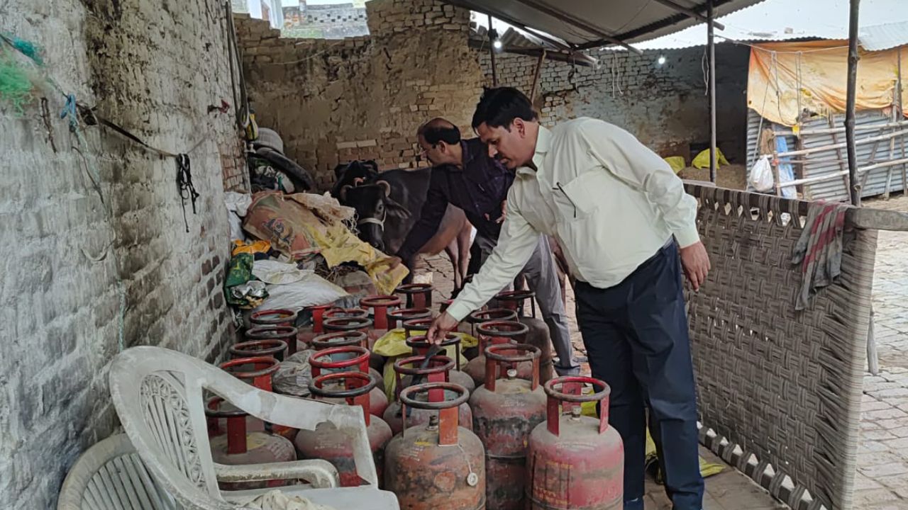 फतेहपुर में गैस माफिया पर शिकंजा: घर के अंदर चल रहा था अवैध खेल, दर्जनों सिलेंडर बरामद