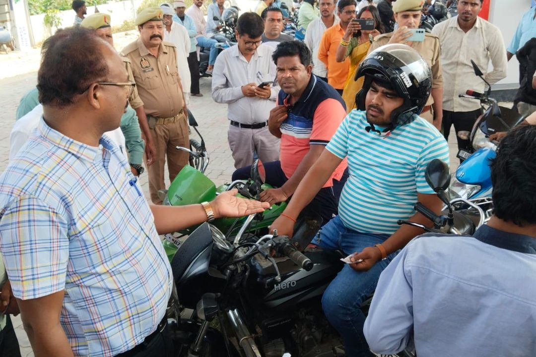 मैदान में उतरे महाराजगंज डीएम: पेट्रोल पंपों पर खुद किया निरीक्षण, बोले- अफवाहों से दूर रहें