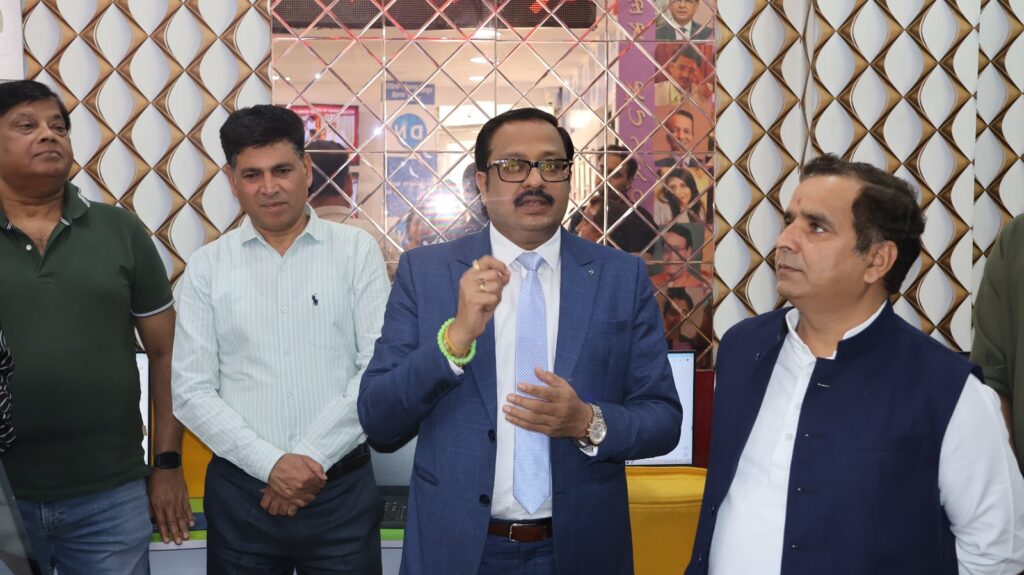 संपादकीय टीम से बातचीत करते सांसद धर्मेंद्र यादव और एडिटर-इन-चीफ मनोज टिबड़ेवाल आकाश 