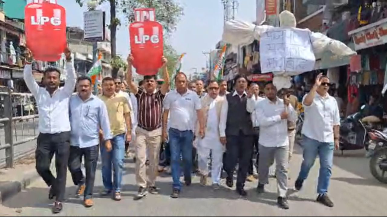 Vikasnagar Gas Crisis: रसोई गैस की किल्लत पर कांग्रेस का हंगामा, BJP की नीतियों पर उठाए सवाल