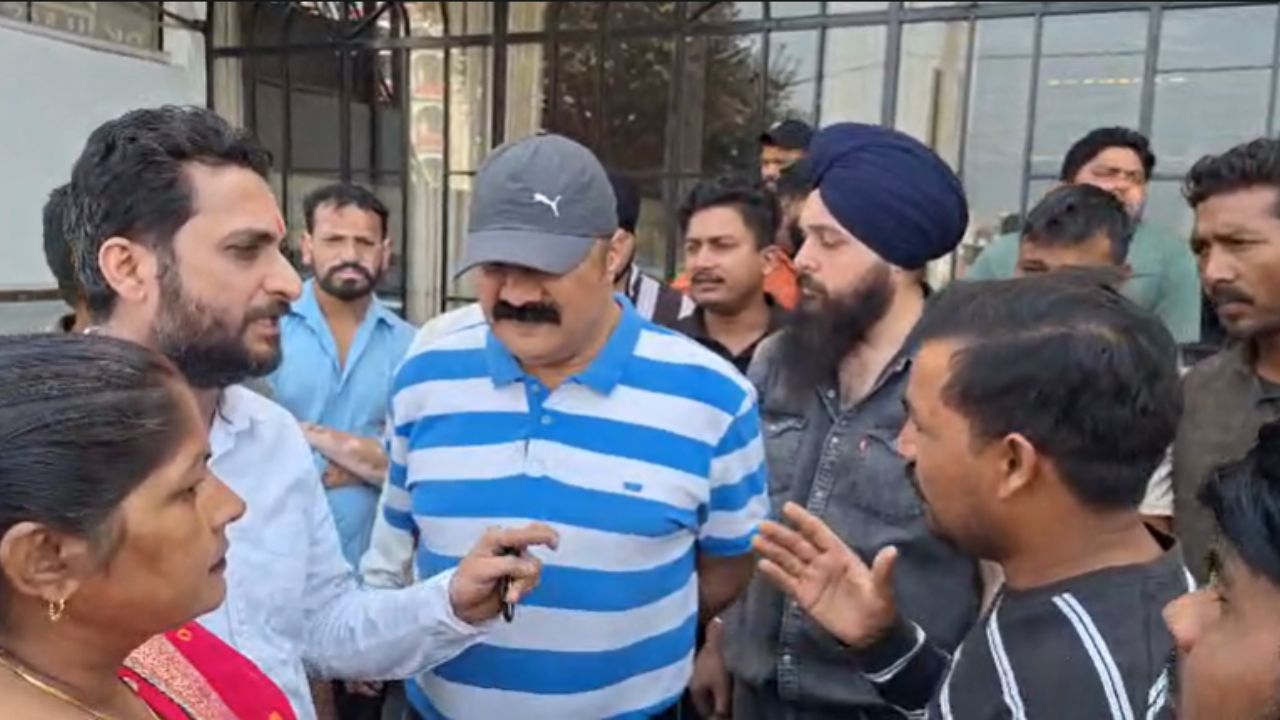 Dehradun: गैस सिलेंडर के लिए भटक रहे लोग, विकासनगर में SDM कार्यालय पहुंचे उपभोक्ता