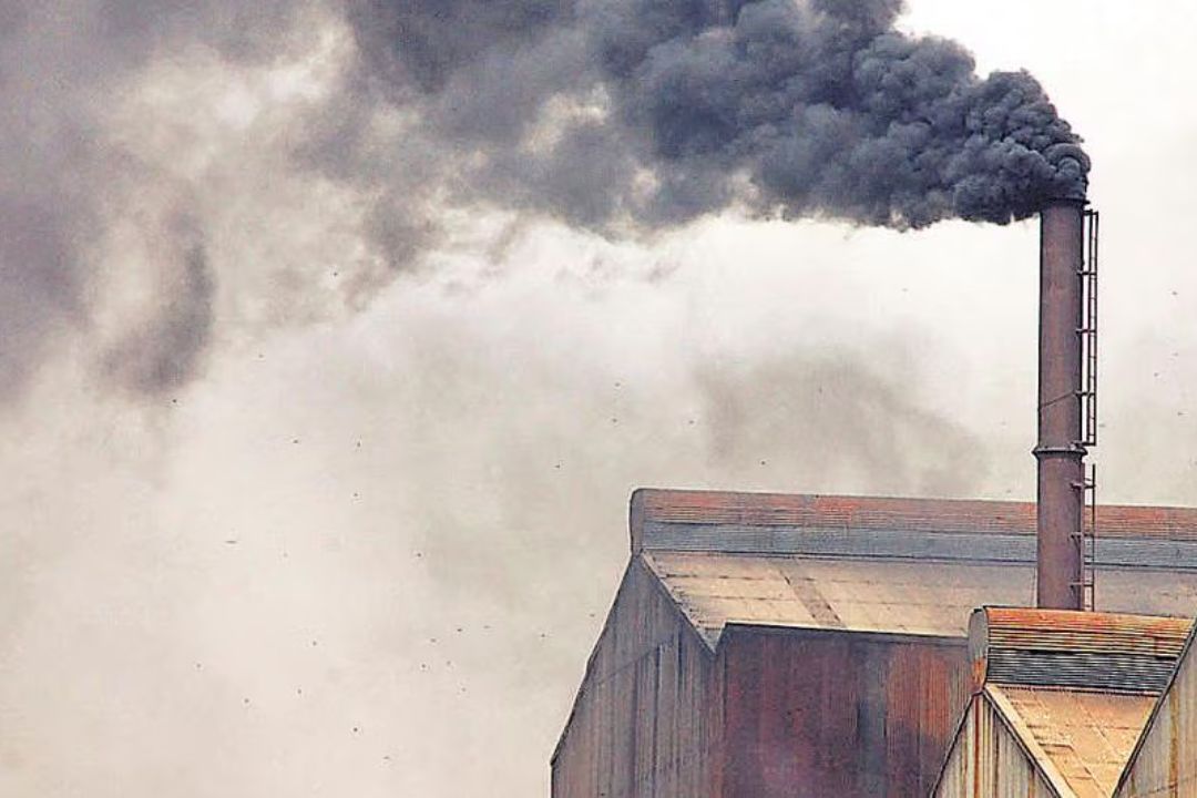 दिल्ली में प्रदूषण पर बड़ा एक्शन: इतने फैक्ट्रियों को क्लोजर नोटिस… जीरो टॉलरेंस मोड में सरकार