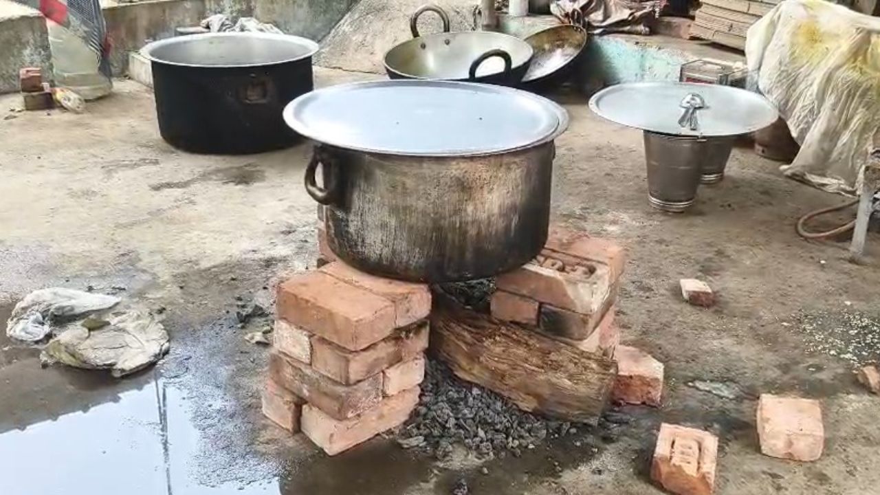 देवघर में गैस संकट से खुली सिस्टम की पोल, स्कूल के बच्चों और अस्पताल में मरीजों के लिए धुएं में बन रहा खाना