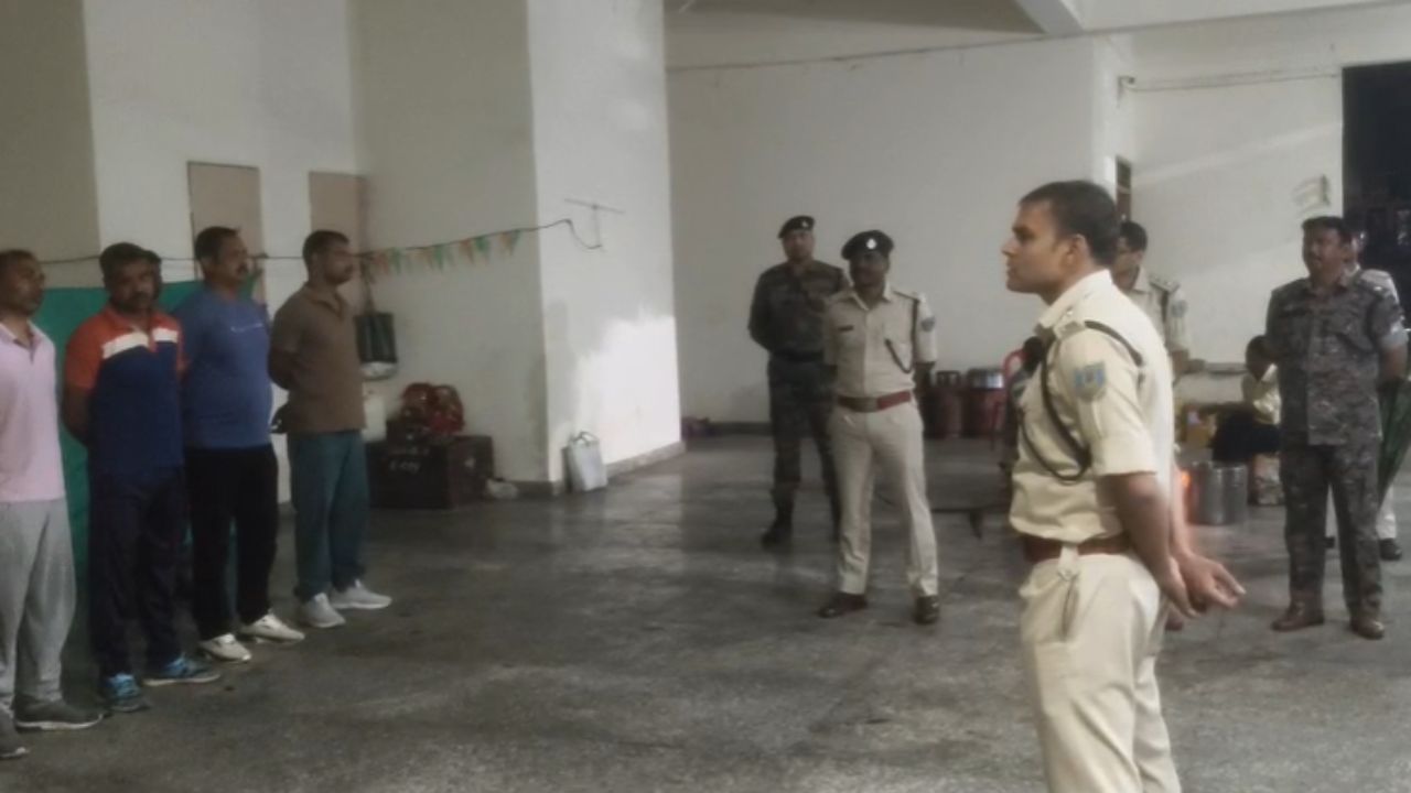देवघर में एसपी का अचानक निरीक्षण, बिना सूचना पहुंचे सौरभ कुमार, सुरक्षा और जवानों की सुविधाओं की ली जानकारी