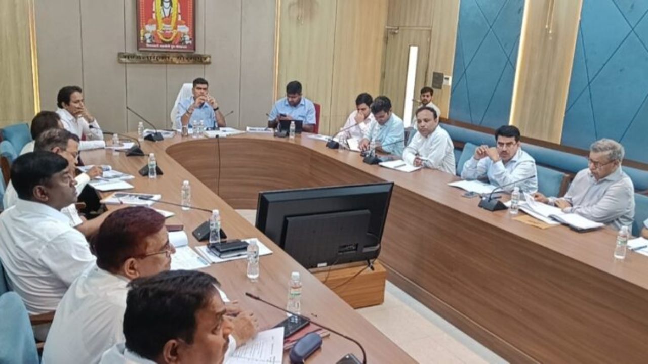 गोरखपुर में विकास कार्यों की समीक्षा बैठक, मंडलायुक्त ने अधिकारियों को दिए ये सख्त निर्देश
