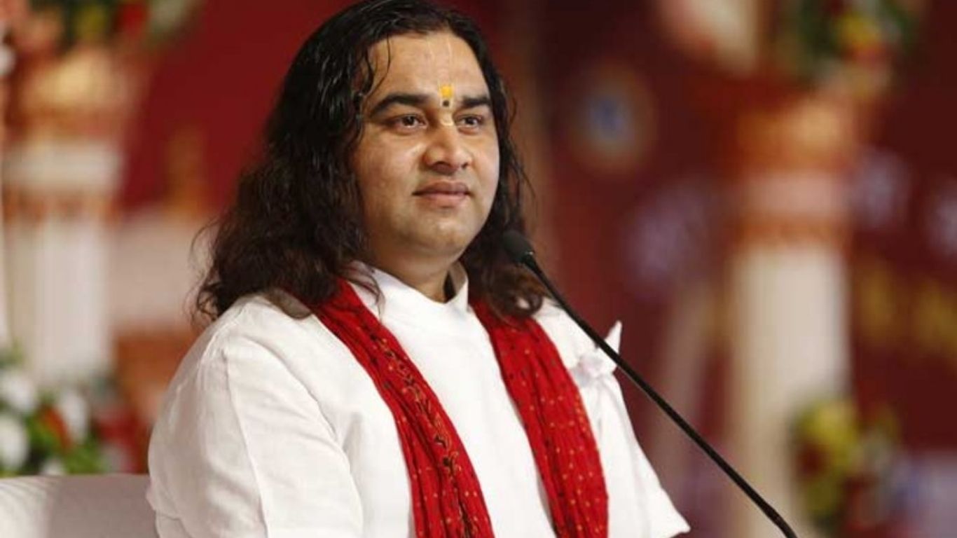 गैस किल्लत पर देवकीनंदन महाराज का बयान वायरल, मचा बवाल; अखिलेश यादव ने कसा तंज