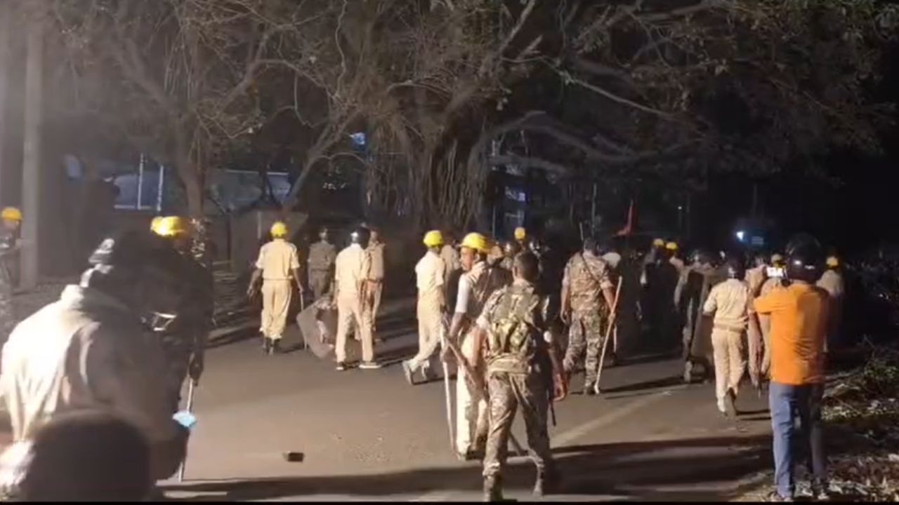 Jharkhand: रामनवमी पर धनबाद में बड़ा बवाल, कई घायल, इलाके में तनाव