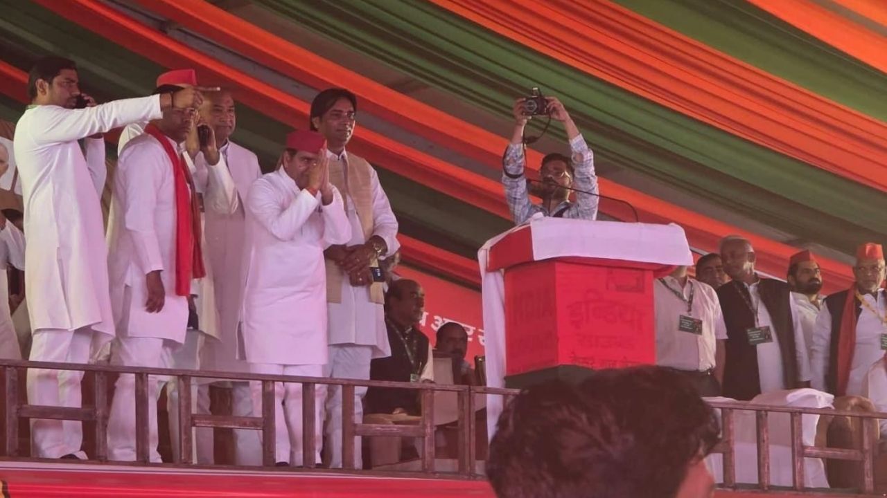 Akhilesh Yadav Rally: सपा की महारैली में पहुंचे सांसद धर्मेंद्र यादव, कार्यकर्ताओं ने बताया यूपी का चुनावी माहौल