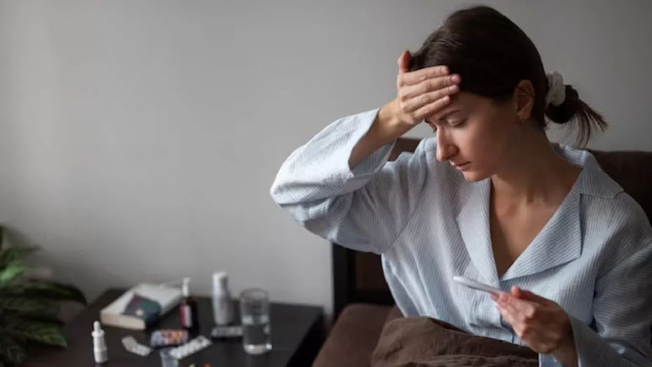 बुखार आते ही पैरासिटामॉल या अन्य दवाएं लेना आदत बन सकती है, लेकिन यह हमेशा सही नहीं है। बार-बार दवा लेने से लिवर और किडनी पर असर पड़ सकता है। साथ ही, इससे असली बीमारी जैसे डेंगू या मलेरिया की पहचान में देरी हो सकती है, जो आगे चलकर खतरनाक साबित हो सकती है। (फोटो सोर्स- इंटरनेट)