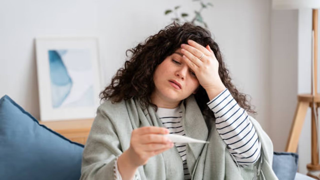 अगर बुखार 101°F से ऊपर है या शरीर में कमजोरी, सांस लेने में परेशानी, दाने या तेज दर्द जैसे लक्षण दिखें, तब दवा लेना और डॉक्टर से सलाह लेना जरूरी हो जाता है। 103°F से अधिक या तीन दिन से ज्यादा बुखार रहने पर मेडिकल जांच बेहद जरूरी होती है, ताकि गंभीर कारणों का पता लगाया जा सके। (फोटो सोर्स- इंटरनेट)