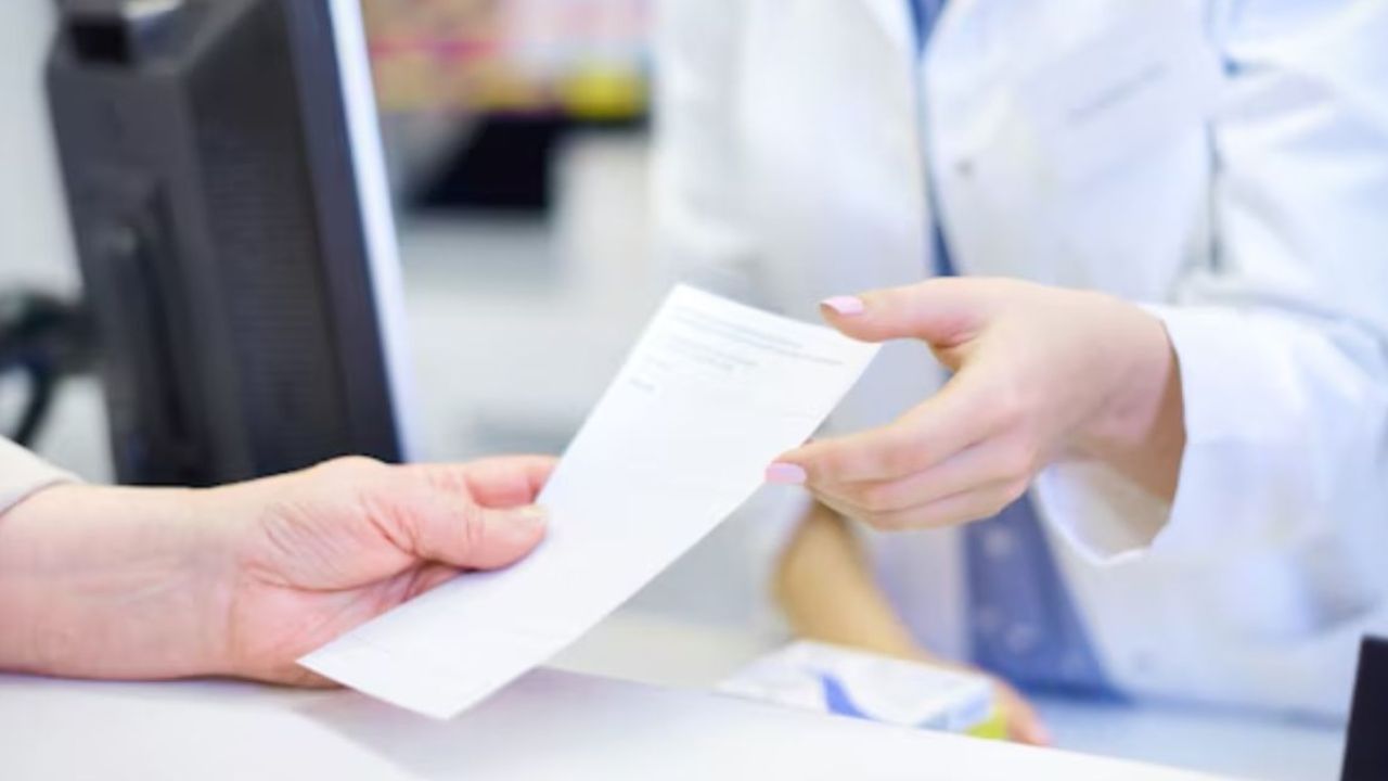 डॉक्टर की सलाह के बिना दवा लेने से कई जोखिम हो सकते हैं। इससे बीमारी की असली वजह छुप सकती है और ओवरडोज का खतरा बढ़ जाता है। अलग-अलग दवाओं का मिश्रण नुकसानदायक हो सकता है। बच्चों, बुजुर्गों और पहले से बीमार लोगों में इसके साइड इफेक्ट्स ज्यादा गंभीर हो सकते हैं, इसलिए सावधानी जरूरी है। (फोटो सोर्स- इंटरनेट)