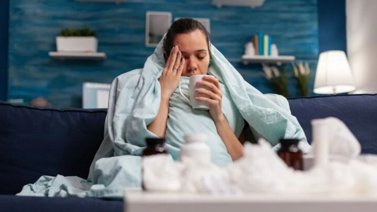 बुखार कोई बीमारी नहीं बल्कि शरीर की एक प्राकृतिक प्रतिक्रिया है, जो वायरस और बैक्टीरिया से लड़ने में मदद करती है। हल्का बुखार (99–100°F) अक्सर नुकसान नहीं करता, बल्कि इम्यून सिस्टम को सक्रिय करता है। इसलिए हर बार तापमान बढ़ने पर तुरंत दवा लेना जरूरी नहीं होता, खासकर जब अन्य गंभीर लक्षण मौजूद न हों। (फोटो सोर्स- इंटरनेट)