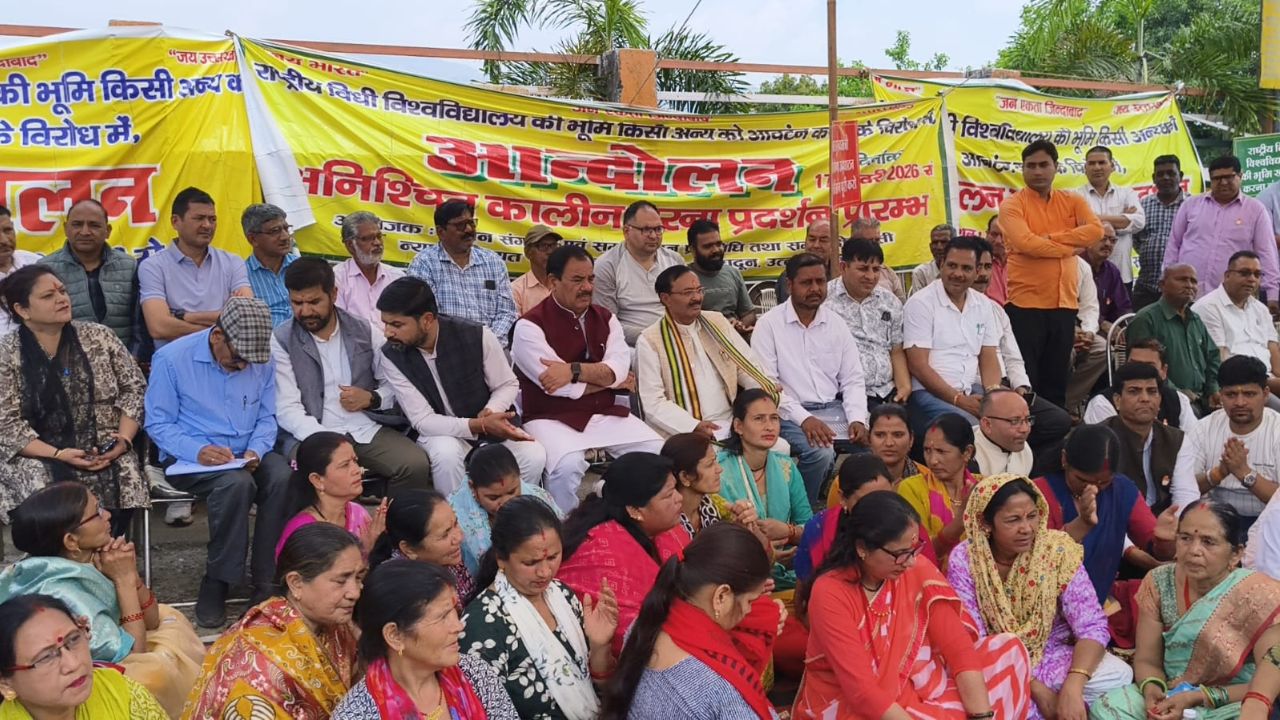 Dehradun Protest: रानीपोखरी में ग्रामीणों के आंदोलन ने पकड़ा तूल, कब तक मांग होगी पूरी? जानिये पूरा अपडेट