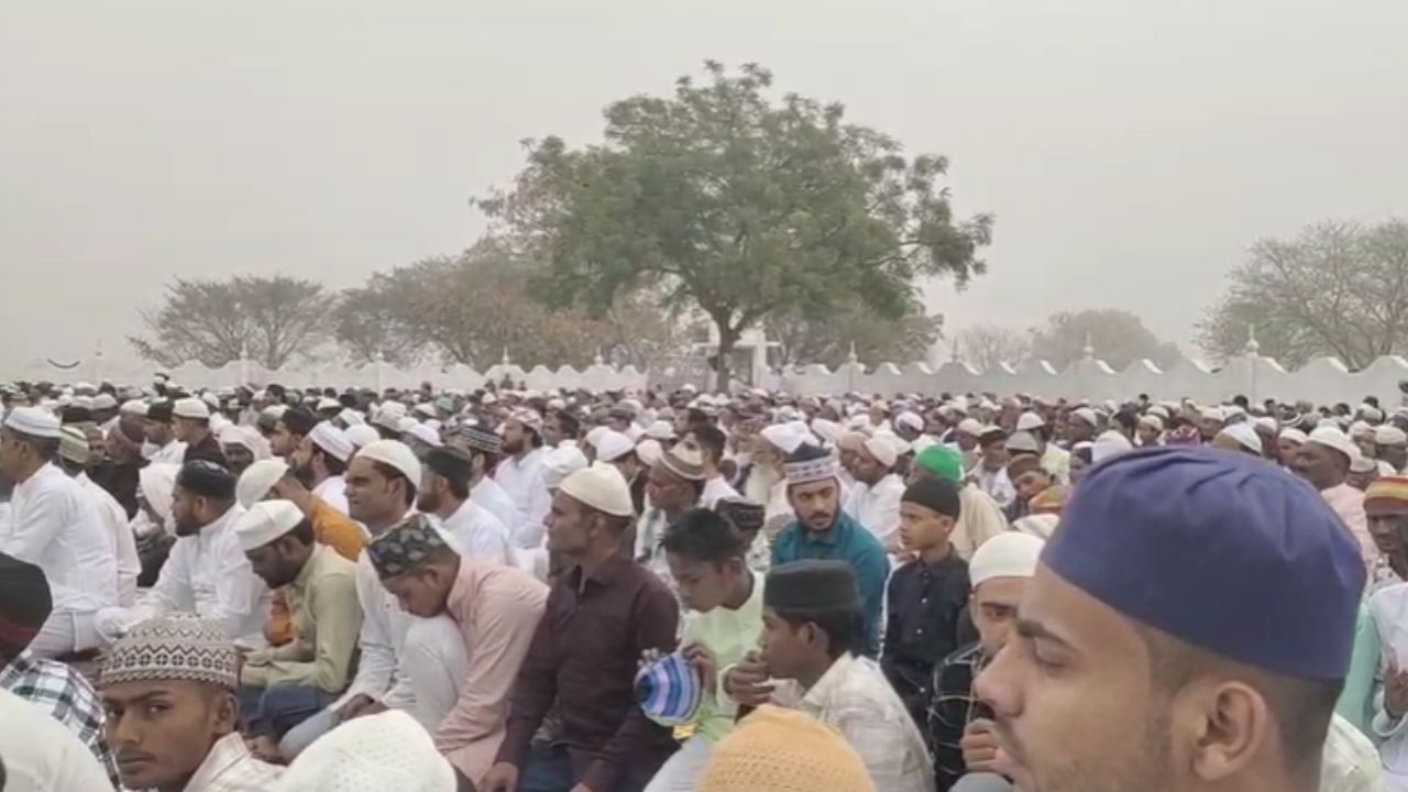 Eid Mubarak: औरैया में मुल्क के अमन-चैन के लिए उठी हजारों दुआएं