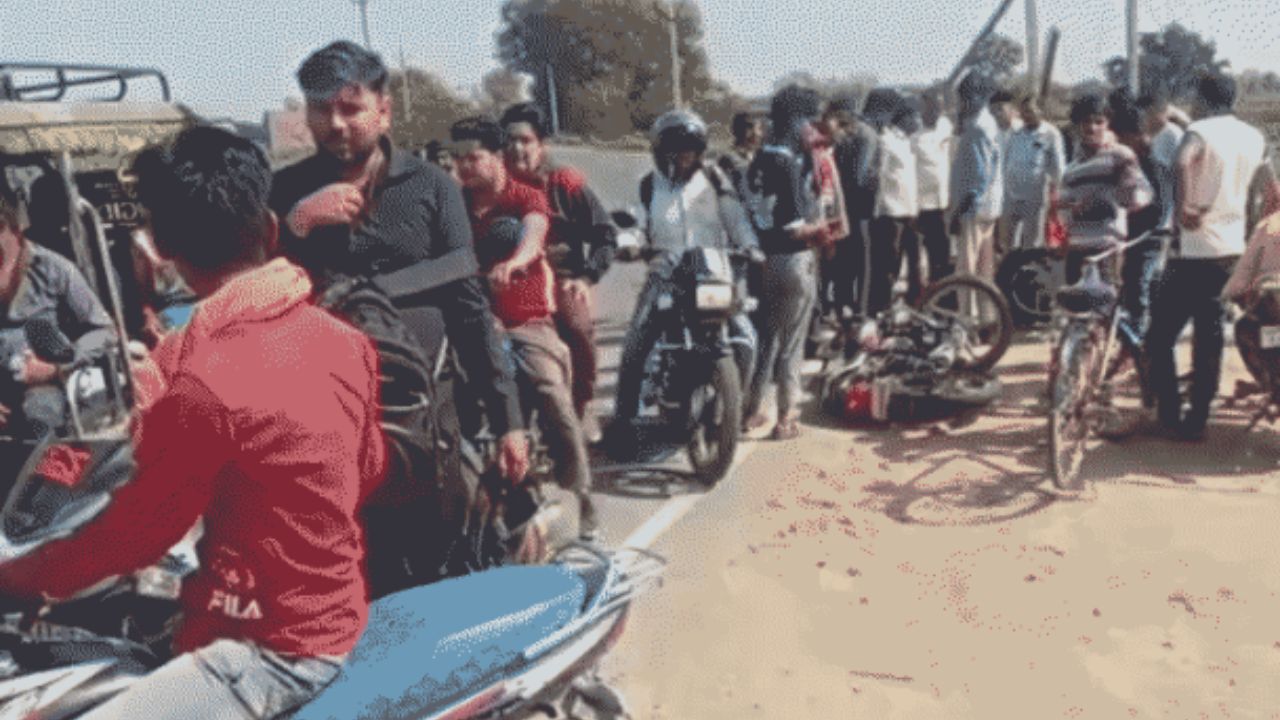 एटा में दर्दनाक सड़क हादसा, 1 की मौत, ऐसे बची मासूम की जान