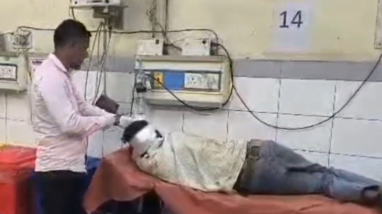 Road Accident in UP: एटा में मैक्स पिकअप पलटी, एक की मौत, 2 घायल; जानें क्या है पूरा मामला